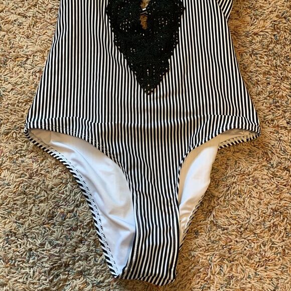 NWOT Women's Juniors Cupshe Striped Lace Deep V-neck High Cut One Piece Swimsuit - Picture 3 of 10